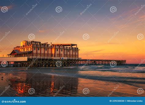 Sunset Above Daytona Beach Main Street Pier with Joe S Crab Shack ...