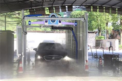 在自动洗车场的汽车高清图片下载-正版图片503469786-摄图网