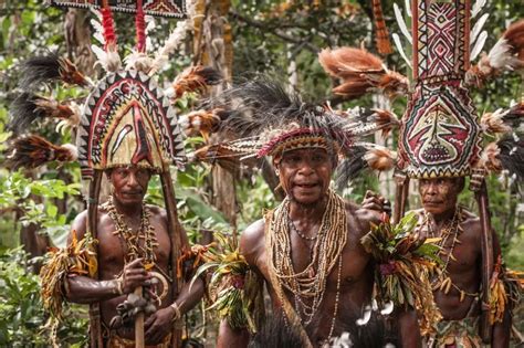 巴布亚新几内亚食人族部落人人口吐“鲜血”，竟是因为一种水果|巴布亚新几内亚|食人族|凯格尔_新浪新闻