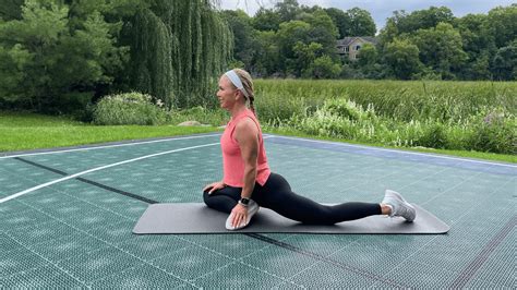 Best 8 Leg Stretches For Tight Leg Muscles