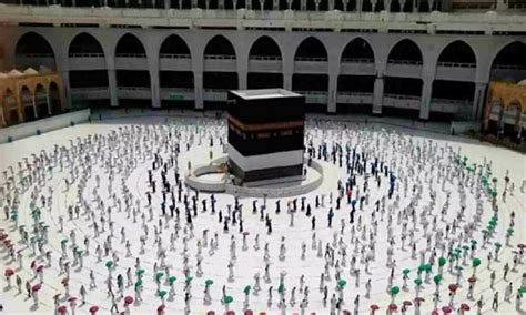 Hajj pilgrims perform final rituals in Mecca before heading to Mina