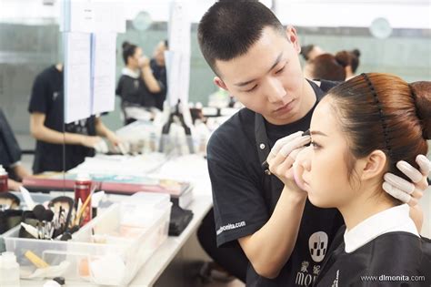 实现化妆师梦想，跟新加坡明星御用化妆师们学化妆