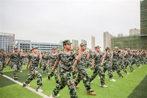 稍息！立正！军训啦！——长沙高新技术工程学校2023级新生军训顺利开营 - 华声教育