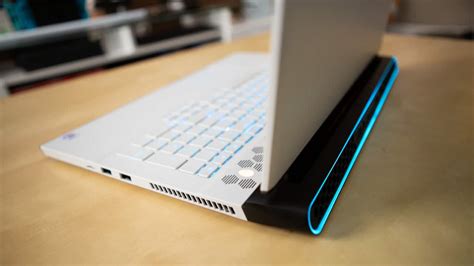 Alienware Laptop M17x R3 Review 的图像结果