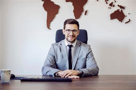 Businessman in Office Portrait 的图像结果