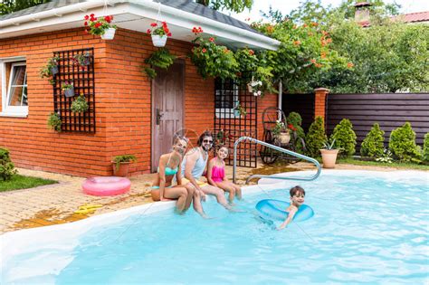 家庭幸福快乐在夏天的夏日在农村后院游泳池高清图片下载-正版图片505335710-摄图网