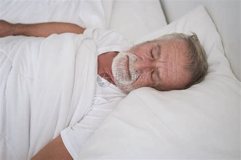 老年男子独睡或做恶梦在房高清图片下载-正版图片506064117-摄图网