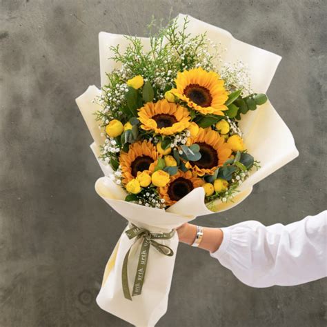Artisanal Hand-Tied Bouquets in Bangalore | Urth Flowers & Plants ...