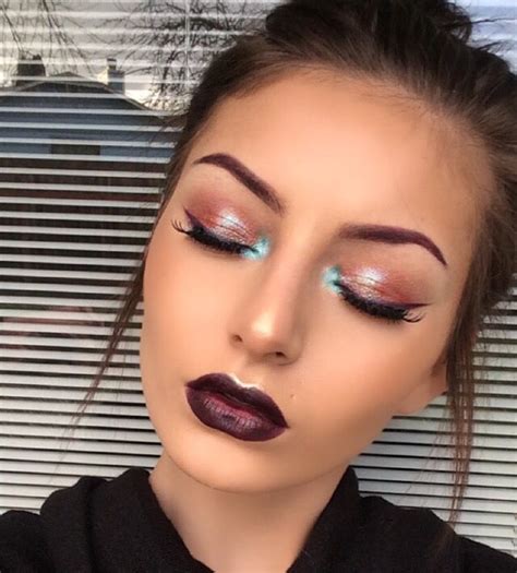 blue inner corner eye makeup
