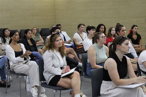 The Language Centre of the University of Valencia welcomes American students to the intensive ...