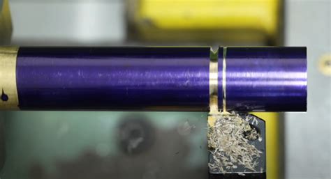 Using a Threader to Cut Left Hand Threads On Pipe 的图像结果