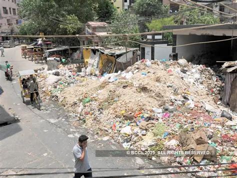 Garbage dumped on road - Delhi's garbage mess rings alarm bell for ...