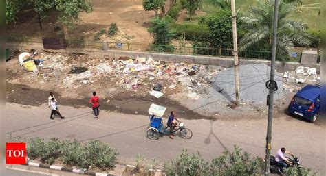 Mess outside New Friends Colony - Times of India