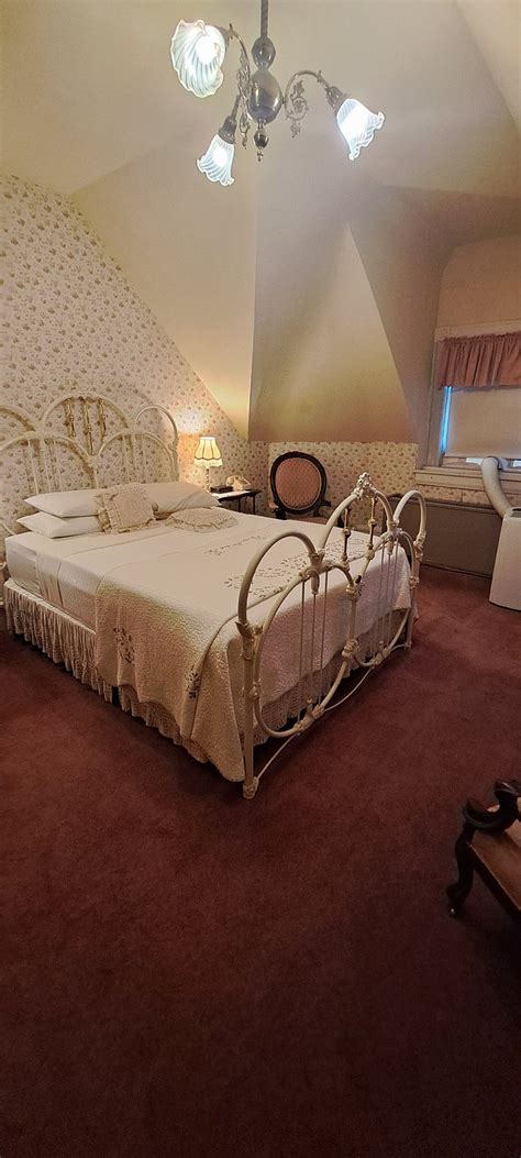 REDSTONE INN & SUITES (Dubuque) - Inn Reviews, Photos, Rate Comparison ...