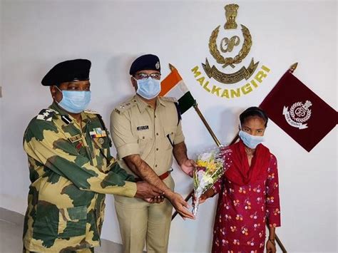 Woman Maoist surrenders before Malkangiri SP, BSF