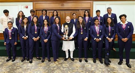 PM Modi meets victorious Indian women's cricket team