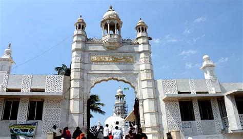 Bombay HC lifts ban on Women’s entry to inner sanctum of Haji Ali ...