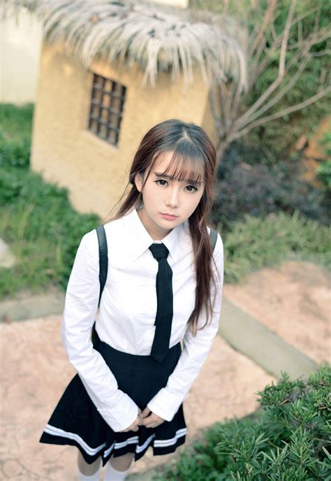 清纯小萝莉身穿时尚的学生制服，甜美可人_中国制服设计网