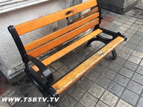 步行街公共座椅受损坏_台山要闻_台山广播电视台