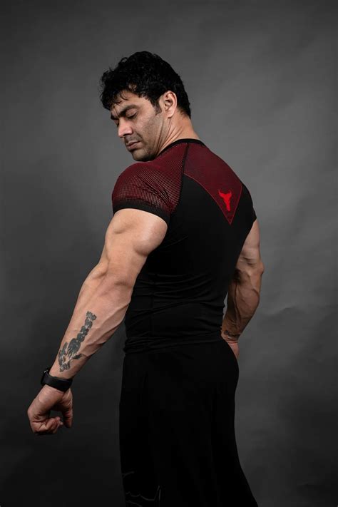 NIGHT PREDATOR COMPRESSION BLACK TEE (RED PRINT)