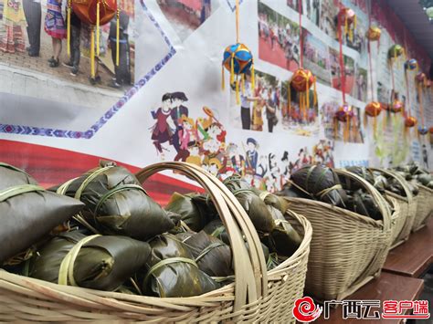 柳州：老外包粽子感受中国年味_广西文明网