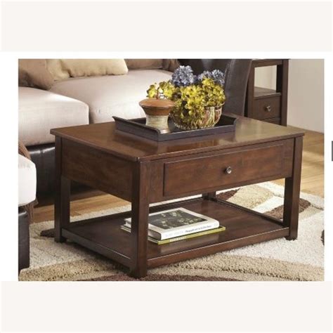 Raymour & Flanigan Lift Top Coffee Table - AptDeco