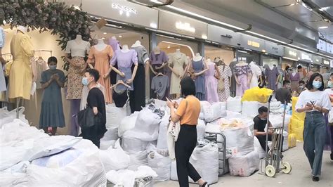 服装设计师：实拍广州知名服装批发市场新款上市，爆款一目了然！_哔哩哔哩_bilibili