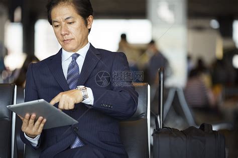 出国工作的商人在机场工作高清图片下载-正版图片502252011-摄图网