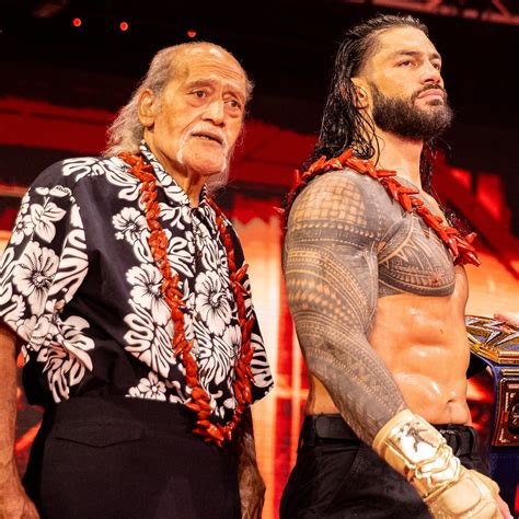 The Rock rinde homenaje a su tío Afa | Superluchas