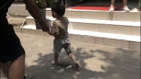 郑州一3岁孩童光脚独自跑马路上撒欢，家长找疯了-大河新闻