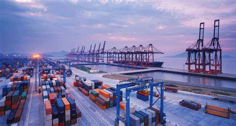 除了新加坡和越南，您知道还有哪些国家的进出口贸易总额比其GDP还高？