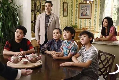 这部讲述华裔家庭的电视剧爆红美国，却让所有华裔哭笑不得..._LingoAce