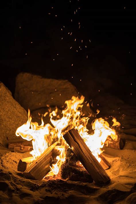 烧柴的篝火特写 库存照片. 图片 包括有 温暖, 燃烧, 加拿大, 捆绑, 燃料, 详细资料, 边缘, 室外 - 218101854