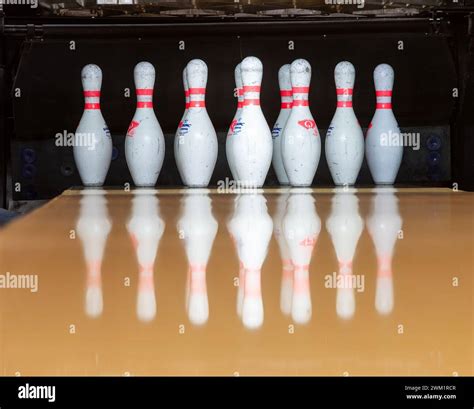 Set up bowling pins hi-res stock photography and images - Alamy