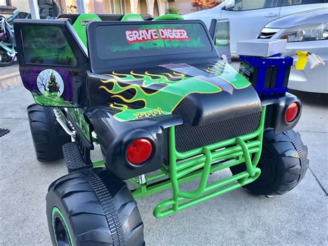 BRAND NEW Grave Digger 24volt electric kids ride on cars power wheels ...