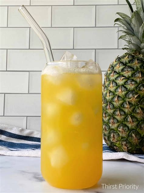 How to Juice a Pineapple (Homemade Juicing Recipe)