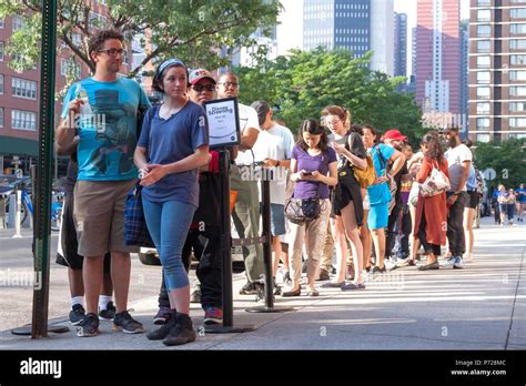 People Standing Line 的图像结果