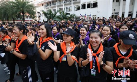 泰国女警持鲜花送示威民众(组图) -国际频道-新华网