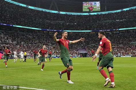 高清图：葡萄牙2-0乌拉圭 B费双响拥抱C罗庆祝-搜狐大视野-搜狐新闻