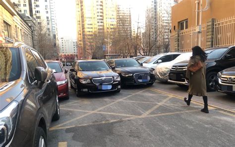 西城一小区私家车占用消防通道，保安现场“贴条”-千龙网·中国首都网