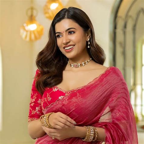 Anju Kurian beautifully drapes a Pink Saree with Golden Embroidery