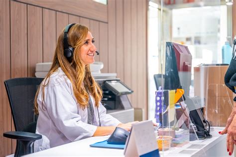Best Dental Receptionist Job Description & Front Desk Duties