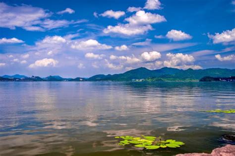 杭州西湖不仅风景好，而且还免费，不过节假日只剩下人山人海