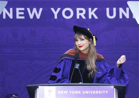霉霉 Taylor Swift 2022届纽约大学毕业典礼演讲|毕业典礼|纽约大学|毕业_新浪新闻