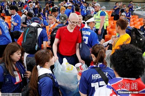 世界杯赛后 日本球迷自发带走垃圾-搜狐大视野-搜狐新闻