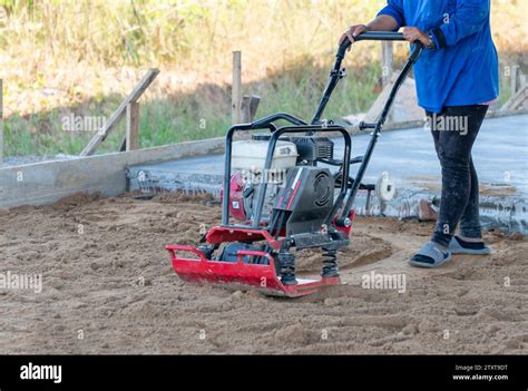 Using a Vibrating Plate Compactor On Sand 的图像结果