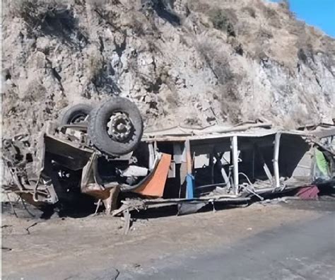 秘鲁南部一大巴坠崖 造成12人死亡_事故_原因_利马