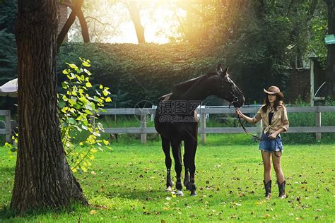 户外个青年女人牵着马高清图片下载-正版图片507676913-摄图网