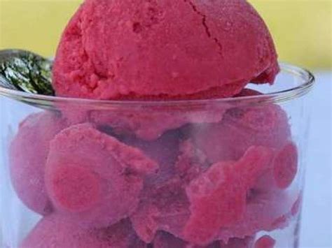 glace à la framboise avec sorbetière