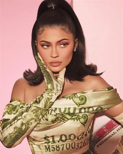Make Sure To Be A Trendy Lady With This Viral Retro Hair Flip Trend ...